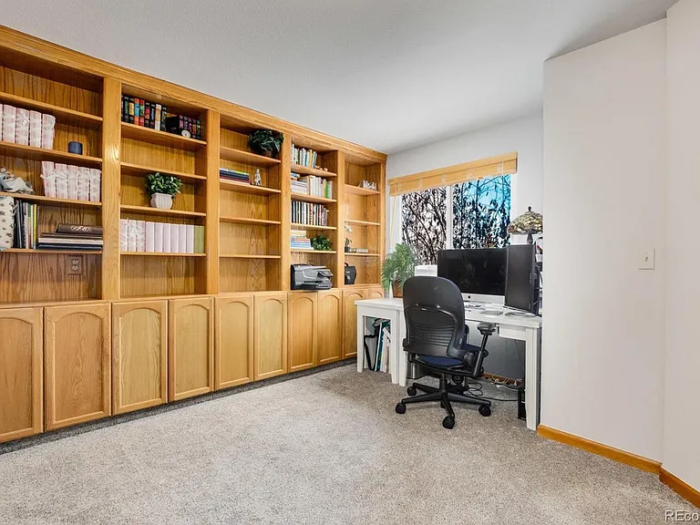 15581 Flowerhill Cir — Photo 37