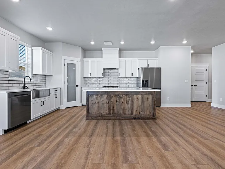529 S Cutler Ave — Photo 2