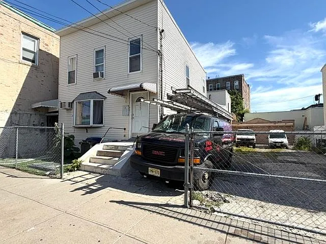 920-922 21st St — Photo 1