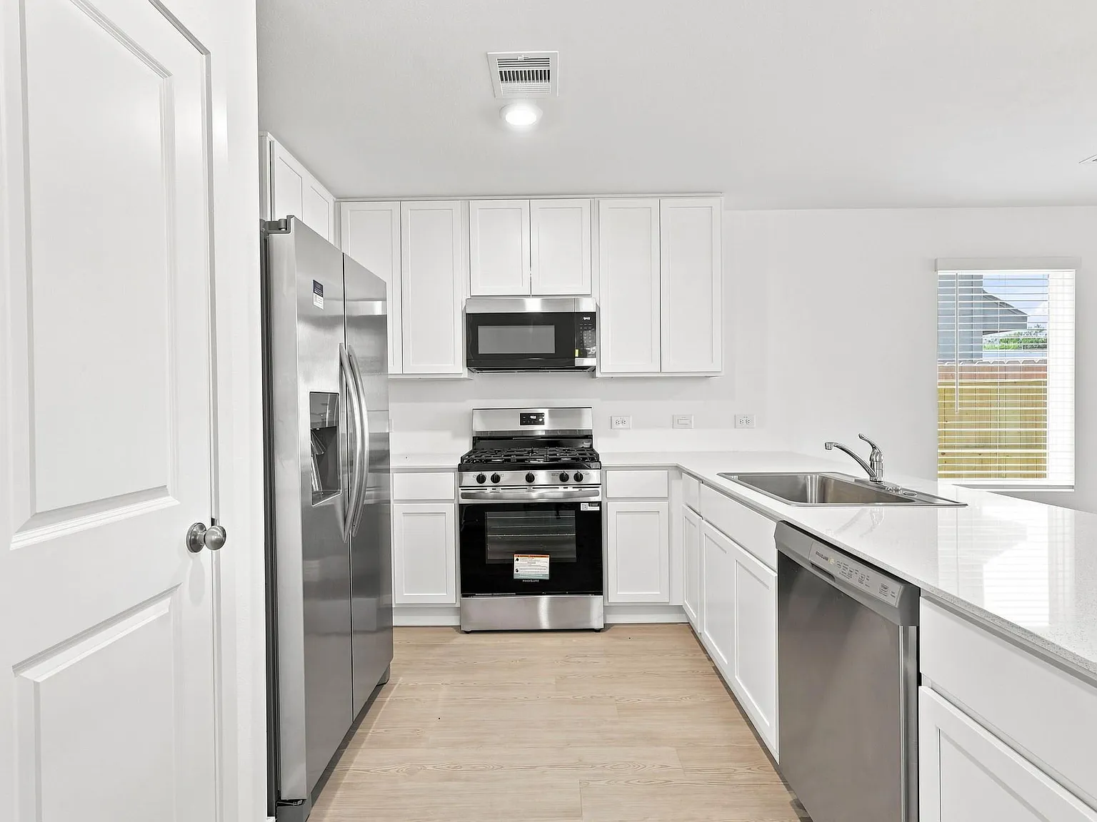 4 bed, 2.5 bath, $1,799 — Photo 4