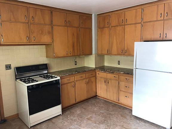 Large Eat in Kitchen with stove and refrigerator
