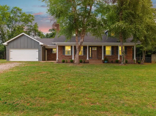 1119 Peninsula Dr, Gallatin, TN 37066