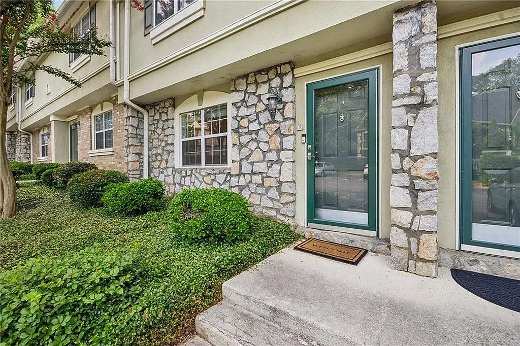 2 bed, 2.5 bath, 1324 sqft, $2,550 — Photo 2