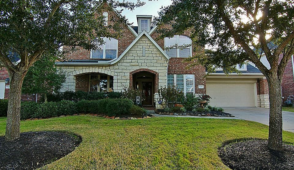 Gorgeous David Weekley home built in 2005, meticulously maintained inside and out. Pride of ownership shows here!