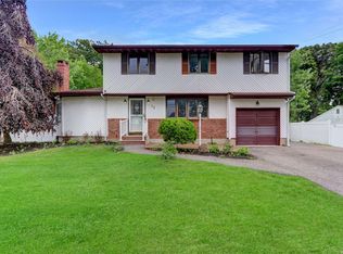 17 Allegheny Dr E, Farmingville, NY 11738