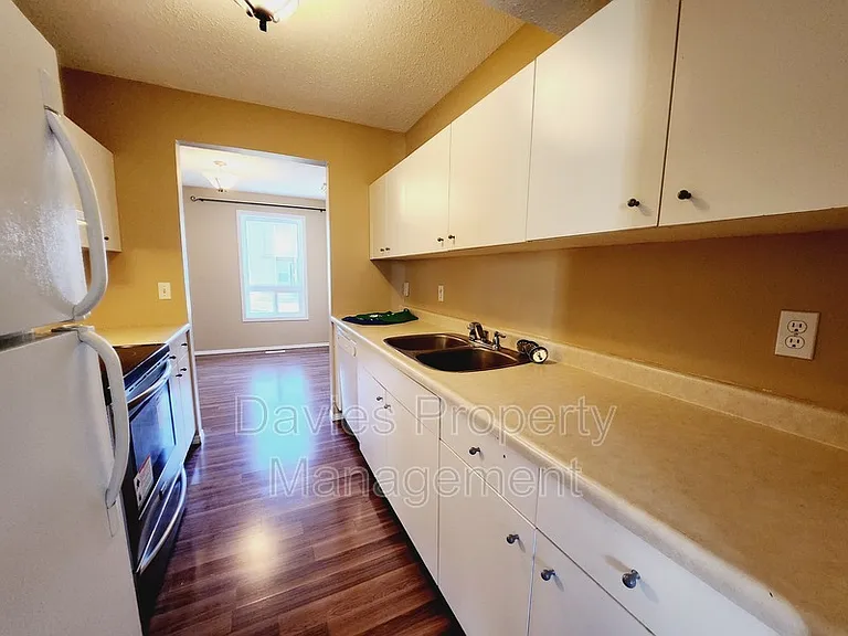 636 Saddleback Rd NW — Photo 3