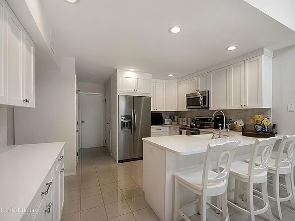 3rd image of 322 Doral Ct
