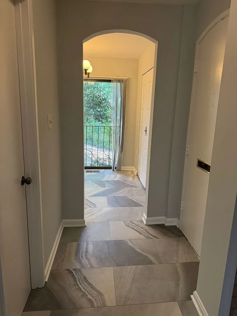 Charming End-Uit Townhome Nestled in Potomac — Photo 2