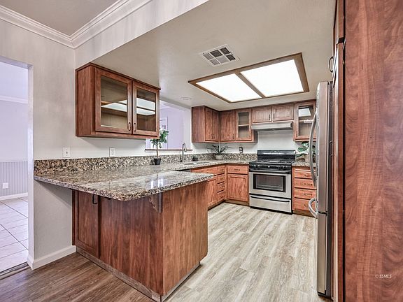 2nd image of 632 S Lakeview Ct