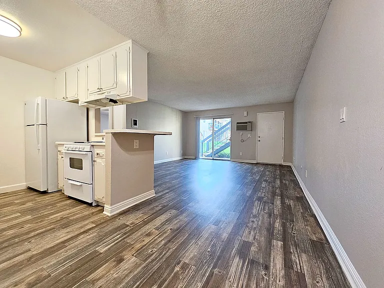 Sandalwood Apartments — Photo 25