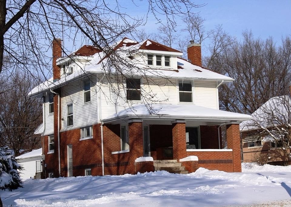 1st image of 915 W 5th St