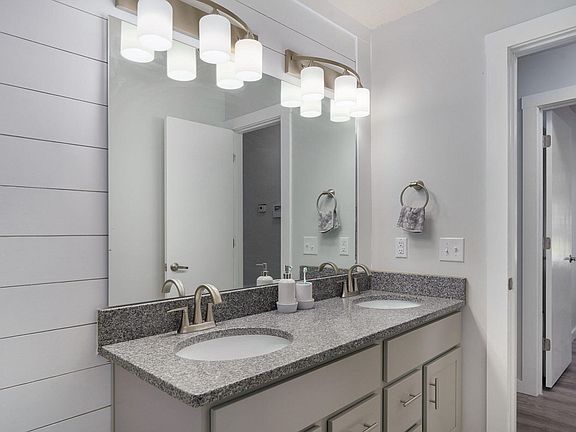 2nd image of 1037 W Lindberg Street