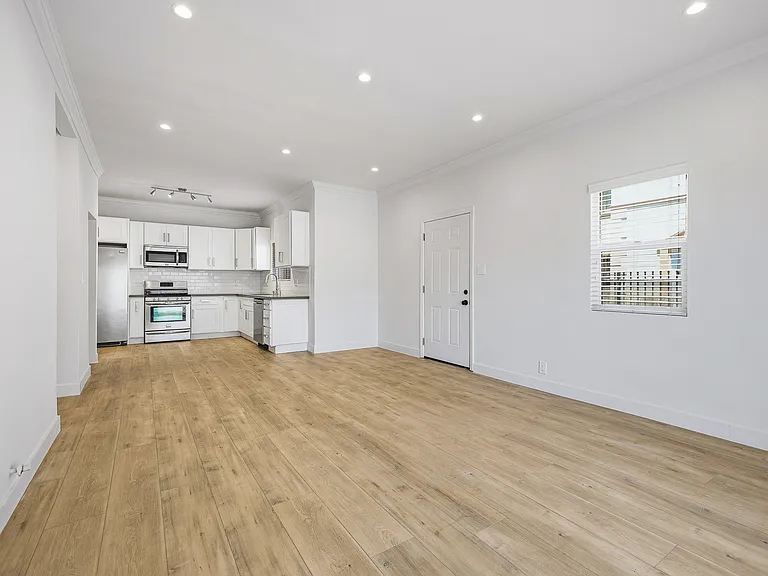 911 1/2 S Kenmore Ave #3/4 — Photo 8