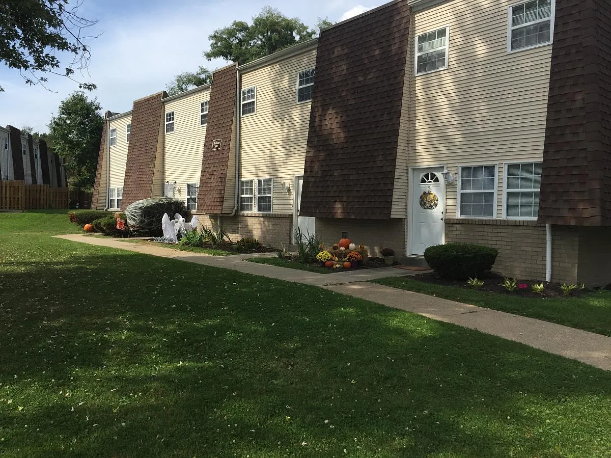 2 bed, 1.5 bath, 966 sqft, $1,175 — Photo 2