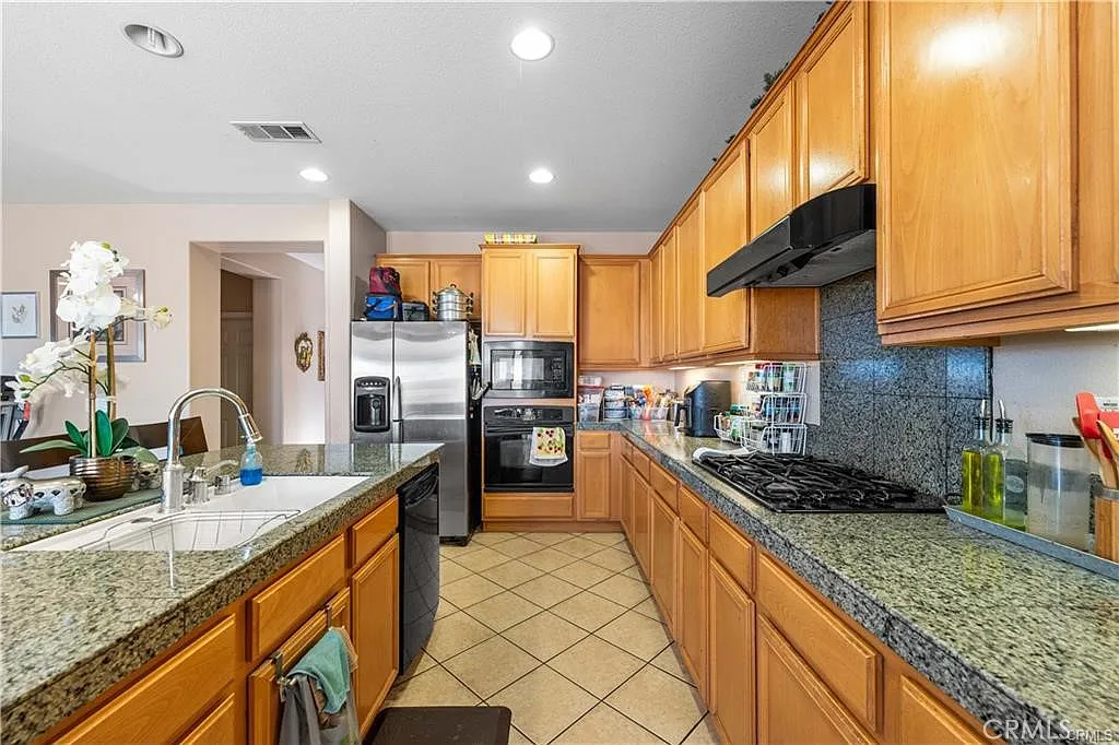 4 bed, 2728 sqft, $4,000 — Photo 3