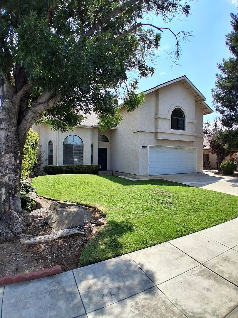 2-Storey Home Featuring 3 bedrooms and 2.5 bathrooms in Clovis, CA! — Photo 2