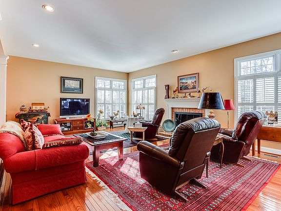 3rd image of 304 Woodfarm Ct