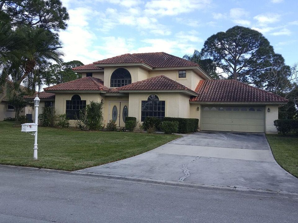 1st image of 1071 SW Mockingbird Drive