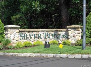 356 Colonial Cir, Manorville, NY 11949