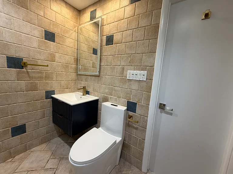 77 Centre St — Photo 12