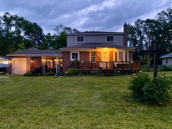 9070 Walnut Dr, Whitmore Lake, MI 48189