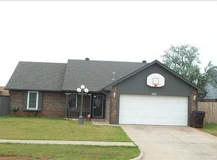 1018 NE 11th St, Moore, OK 73160