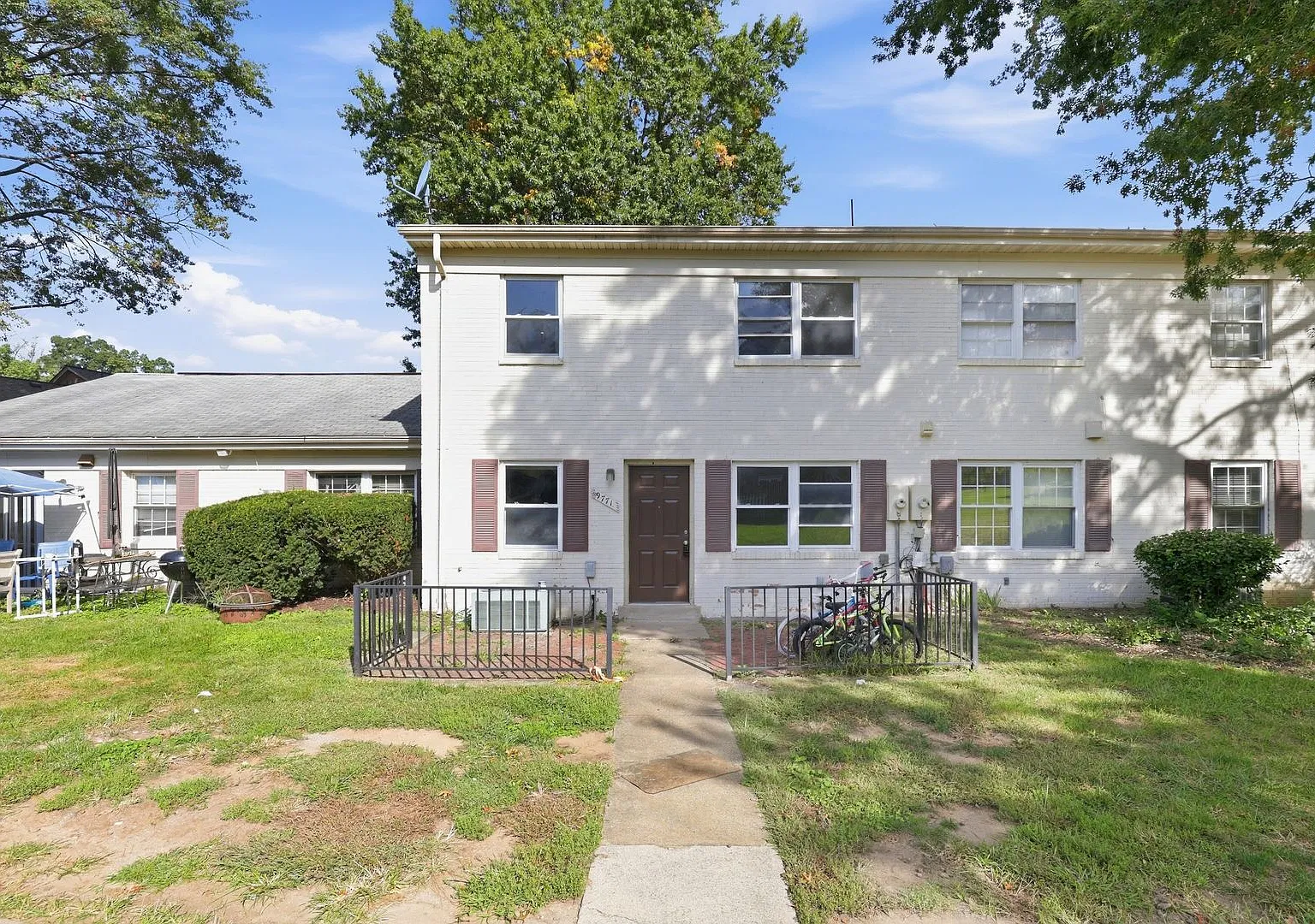 Welcome home to this inviting two-level, 2-bedroom, 1.5-bath residence in a convenient Lorton loc... — Photo 2