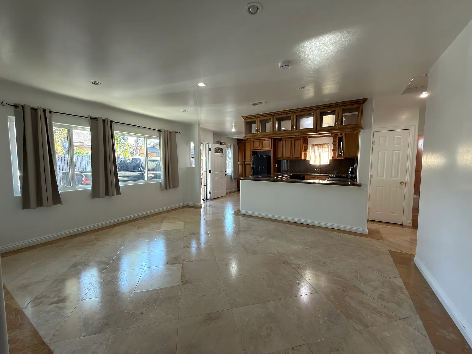 3 bed, 1154 sqft, $3,275 — Photo 3