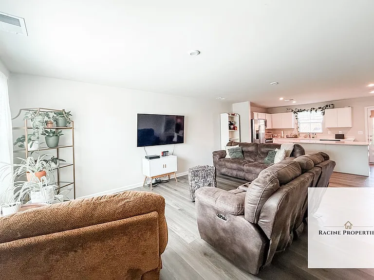 624 Batchomble Ln — Photo 3