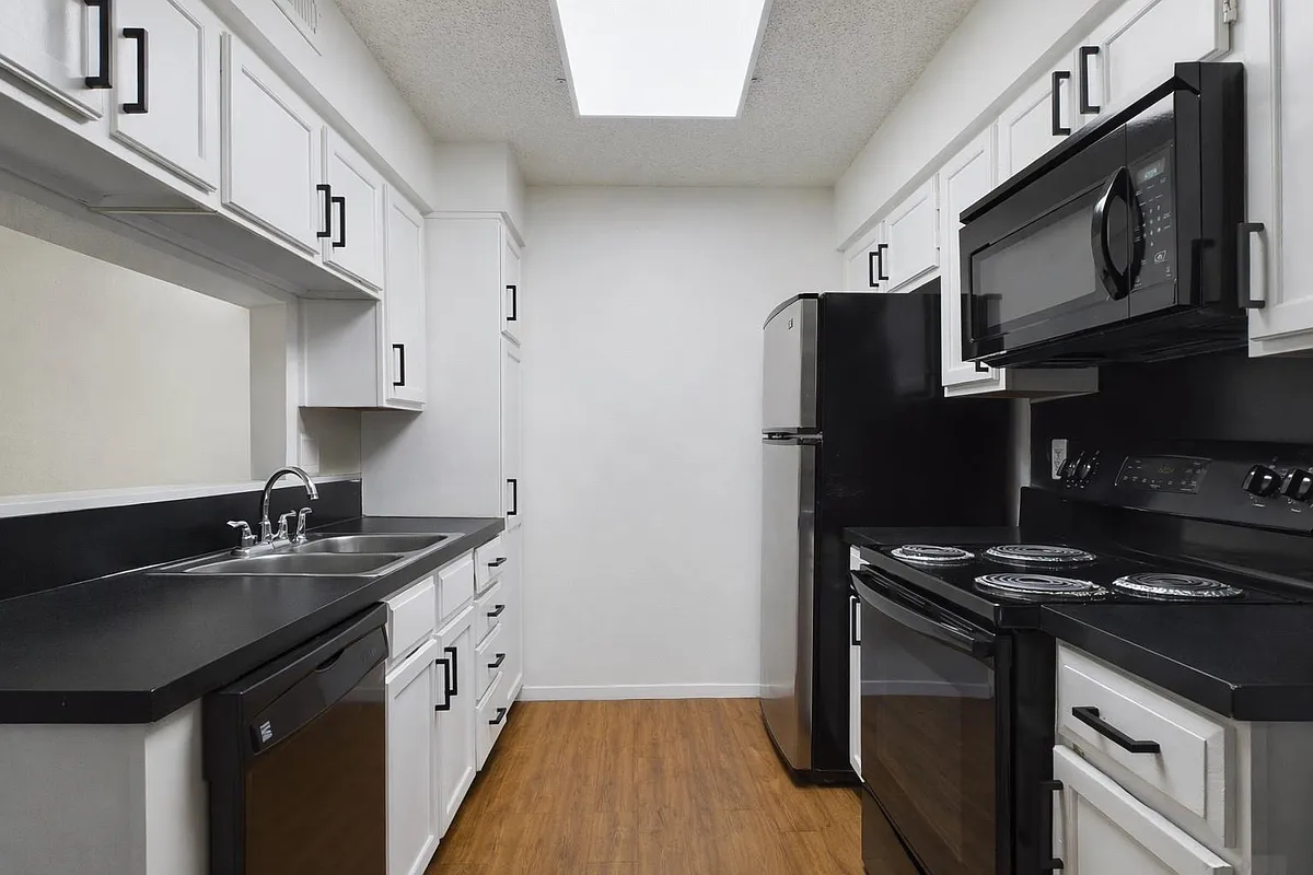 Building Photo - 908 Poplar St #201