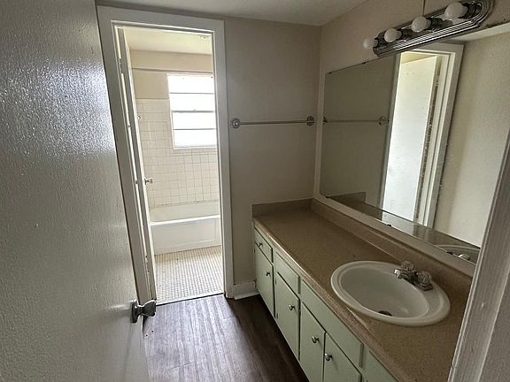 3rd image of 2325 W Pensacola St APT 112