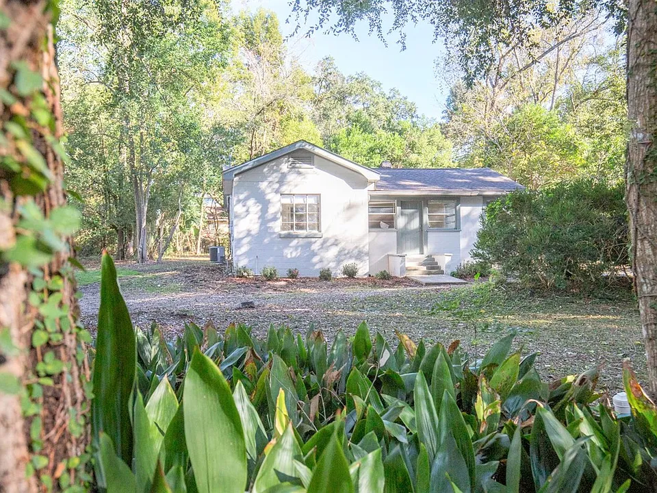 135 Columbia Dr