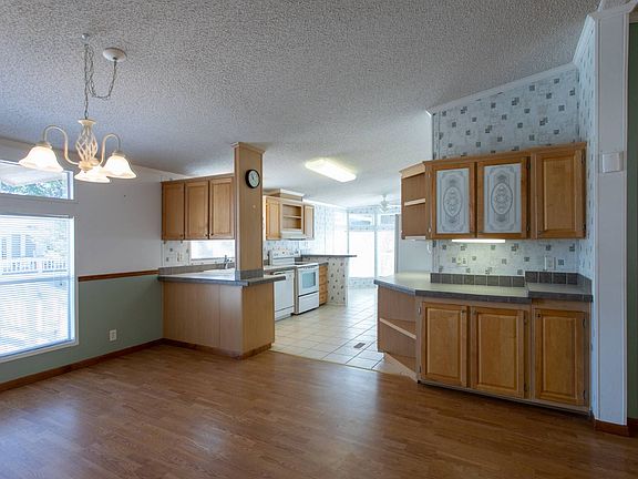 3rd image of 501 Oakwood St