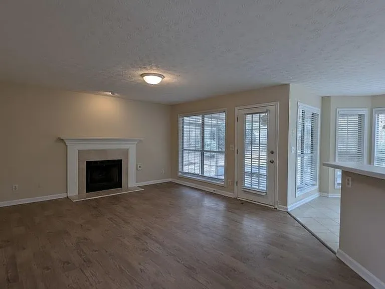 710 Suwanee Lakes Cir — Photo 8