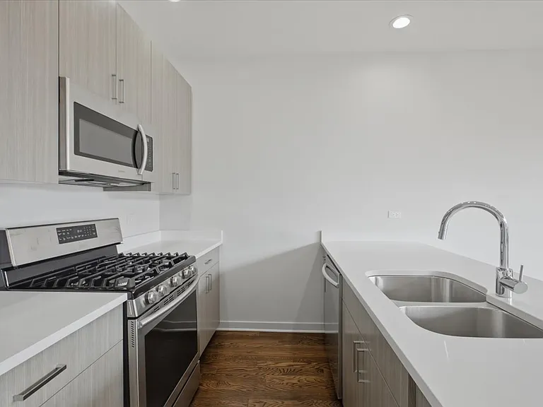650 N Green St #4 — Photo 8
