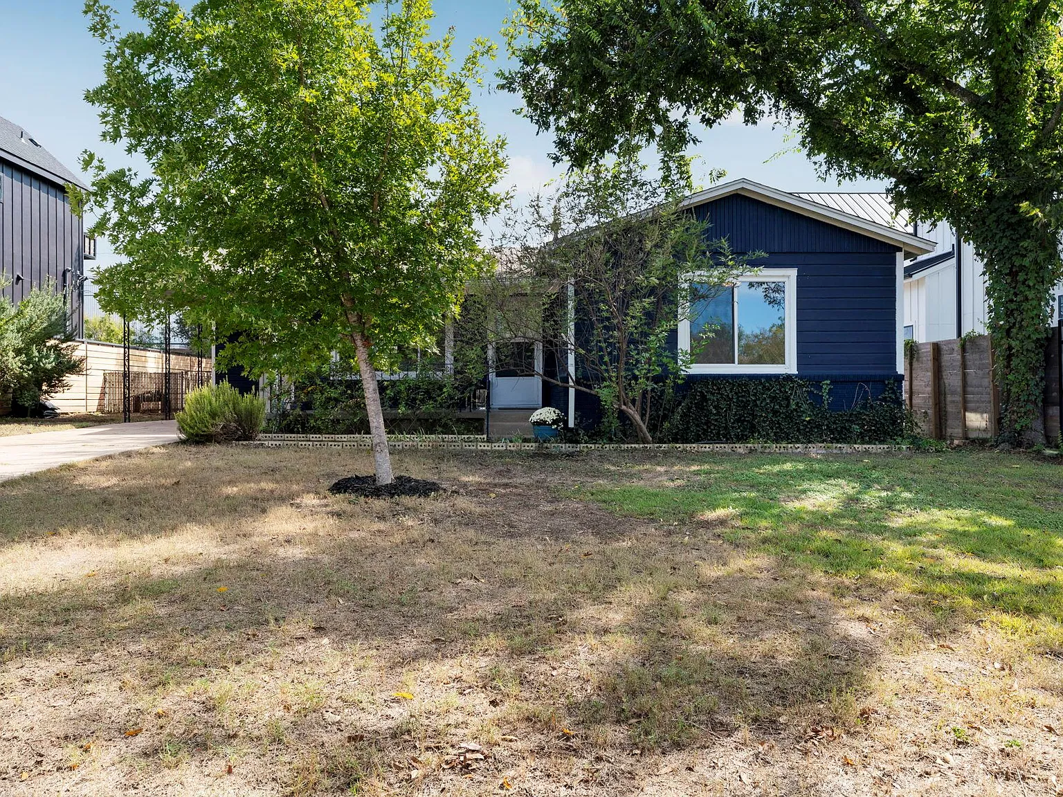 3 bed, 1.0 bath, 1020 sqft, $2,250 — Photo 2