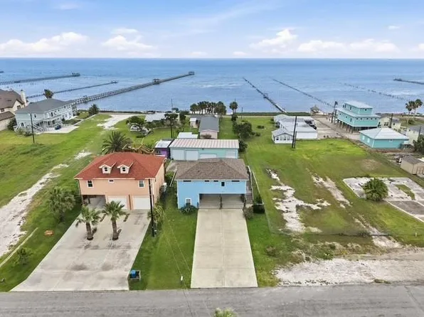 1306 S Magnolia St, Rockport, TX 78382