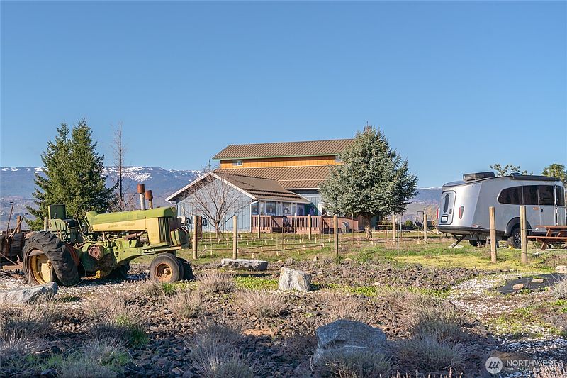 2nd image of 980 S Webb Place