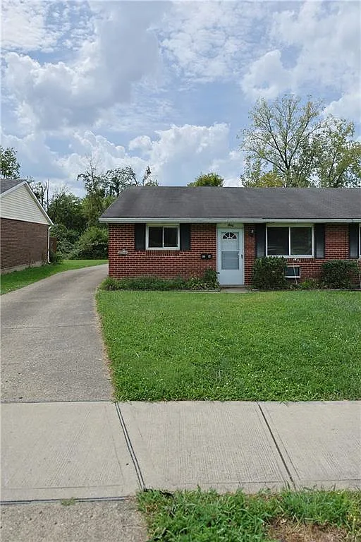 2 bed, 1.0 bath, 945 sqft, $1,395 — Photo 2