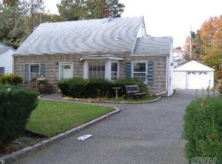 36 Peony Rd, Levittown, NY 11756