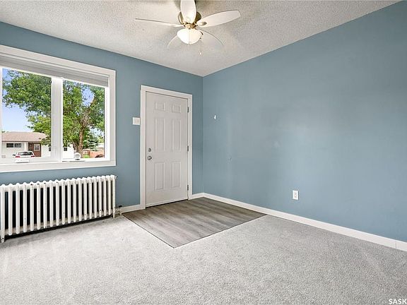 3rd image of 269 Iroquois STREET W
