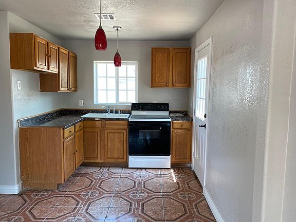 3rd image of 2510 E Jones Ave
