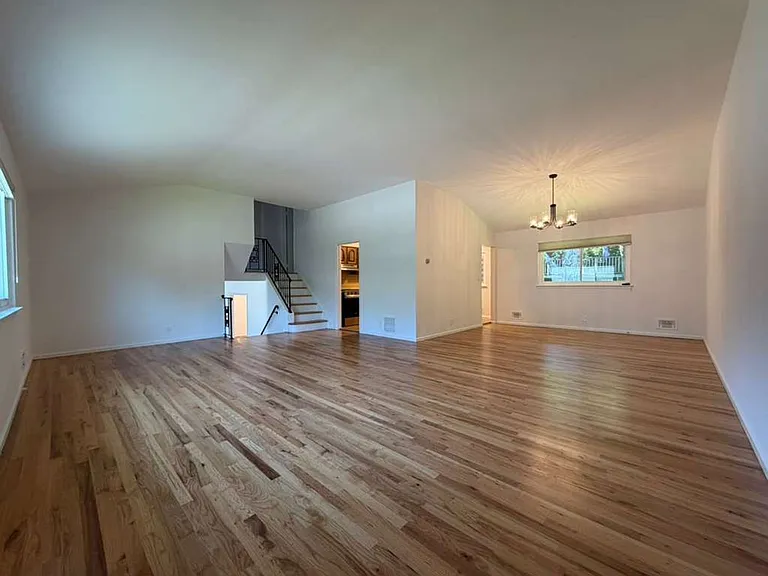 4 Greentree Dr — Photo 2