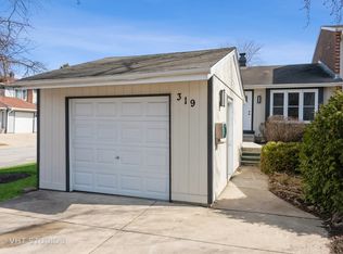 319 Colony Green Dr, Bloomingdale, IL 60108