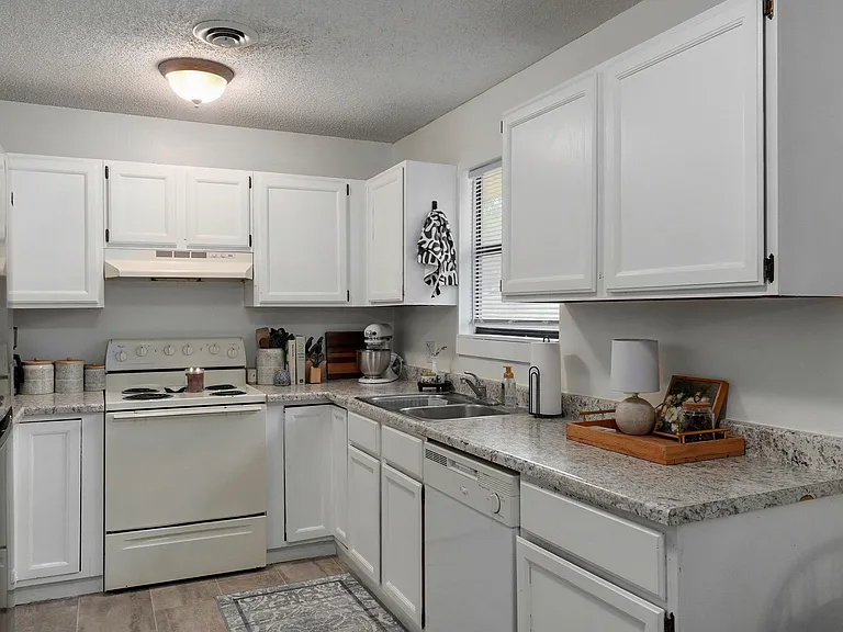 621 W Edgewood St #621 — Photo 6