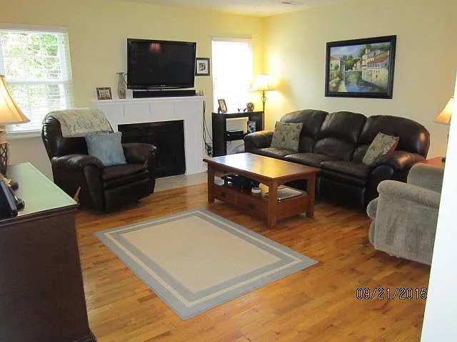 3 bed, 2.5 bath, 1248 sqft, $1,995 — Photo 2