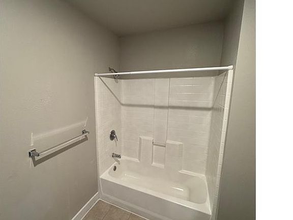 4th image of 928 W 83rd St APT 1