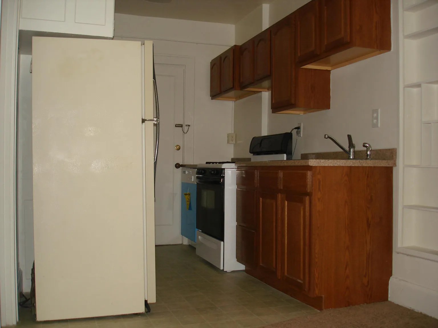 1 bed, $910 — Photo 2