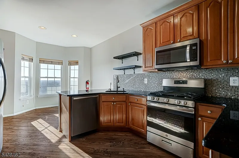 3 bed, 2.5 bath, 2200 sqft, $4,400 — Photo 4