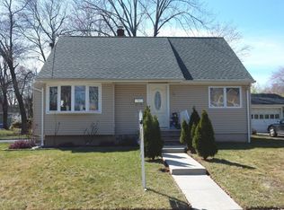 70 Independence Dr, Roselle, NJ 07203